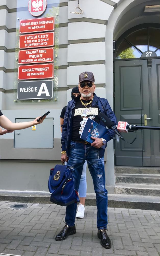 [VIDEO] PATRIOT24 RUTKOWSKI W AKCJI: Śmierć Anastazji na wyspie Kos. Briefing przed prokuraturą  Okręgową we Wrocławiu