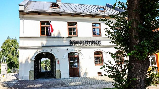Małopolskie: miejska biblioteka w Proszowicach wyremontowana i rozbudowana z udziałem funduszy UE