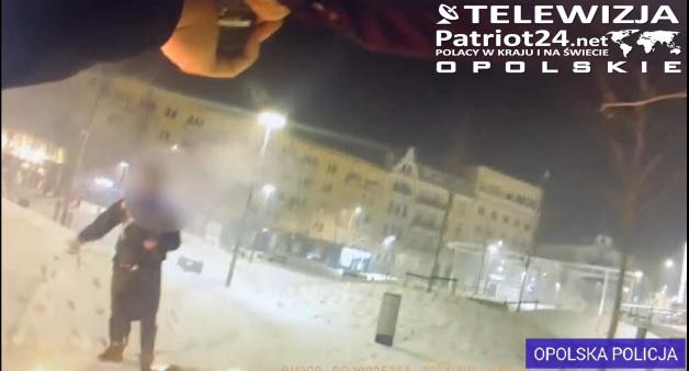 [VIDEO] Dramatyczna interwencja w obiektywie policyjnej kamery - obezwładniony nożownik