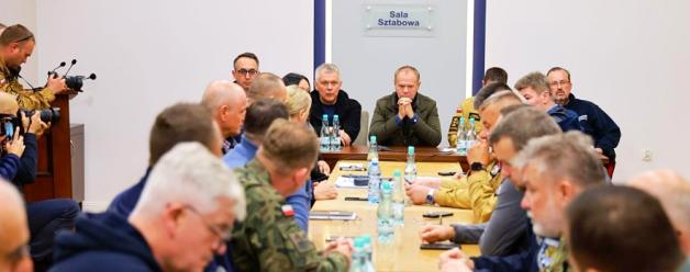 [VIDEO] Premier: Ponawiam apel o natychmiastowe wykonywanie wezwań służb o ewakuacji